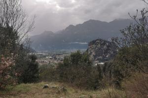 Ausblick vom Parkplatz zur Burg Arco - Startpunkt der Wanderung